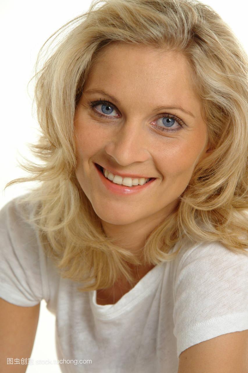 女人,woman,蓝色,blue,humans,人类,human beings,人,People,民间,folk,persons,Human,Human being,笑,Laugh,laughs,大笑,Laughing,twit,傻笑,giggle,微笑,Smile,Smiling,笑声,laughter,laughingly,微笑着,smilingly,smiles,women,美丽,beautiful,beauteously,好看,nice,肖像,portrait,友好,friendly,友善,Kind,摄影棚,studio,dapper,accosting,漂亮,pretty,prettily,prettier,ravishing,吸引人,attractive,Blue eyed,simpers,金发碧眼的,Blond,T恤,blaue augen,Panther