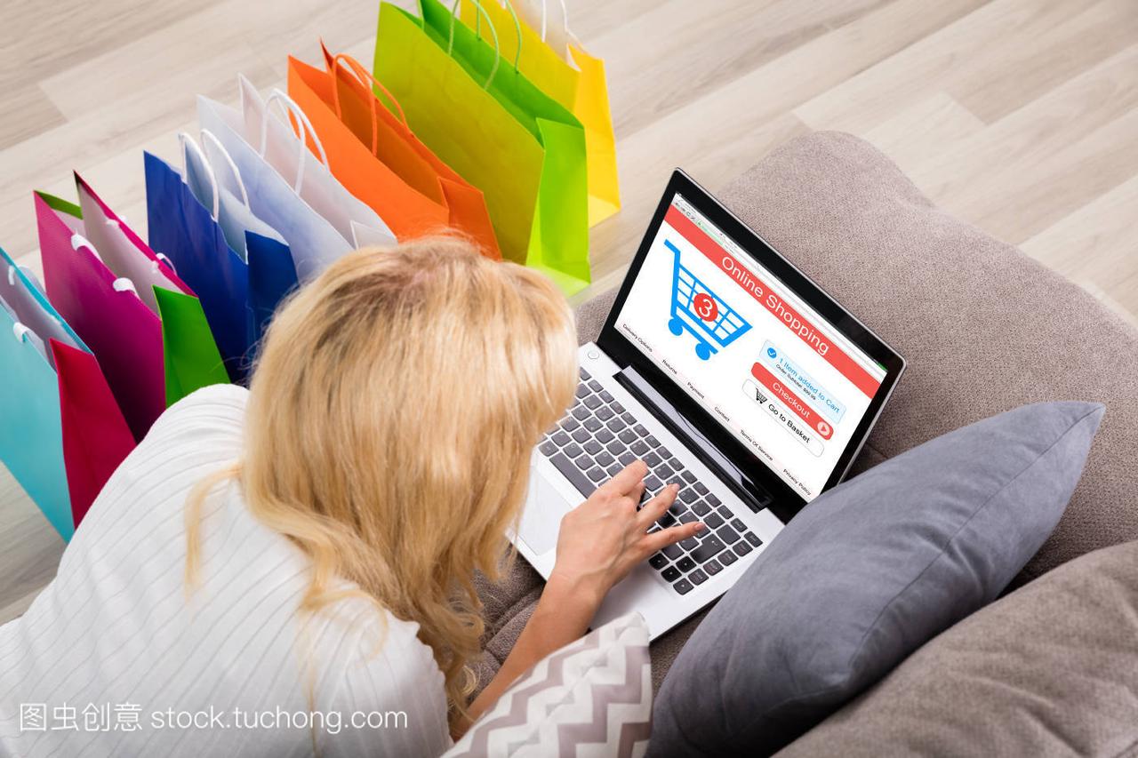 女性在网上购物时使用笔记本电脑