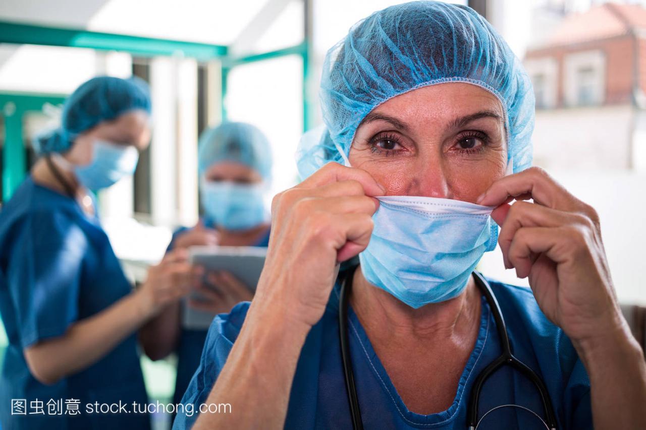 外科医生在手术室内戴外科口罩的肖像