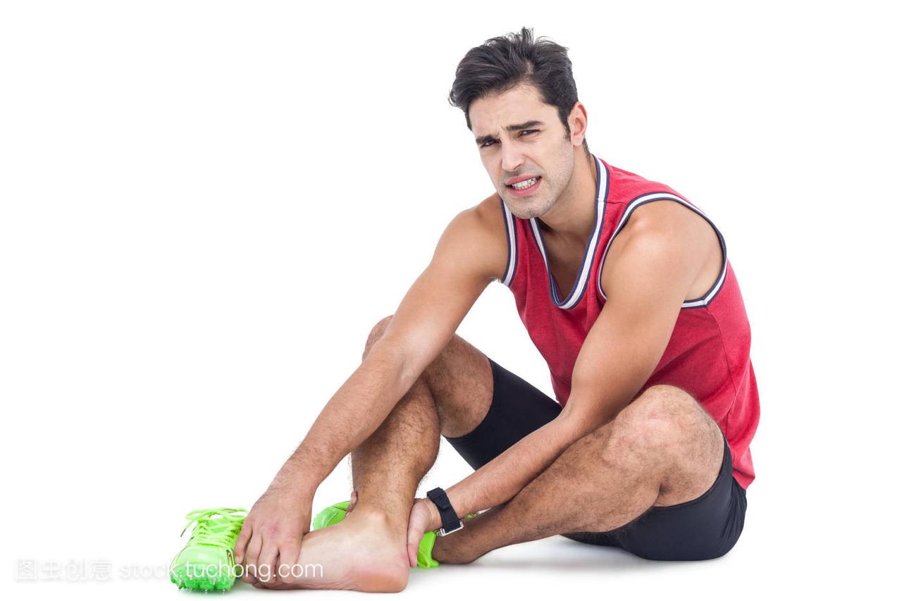 男性运动员在白色背景下的脚痛的照片