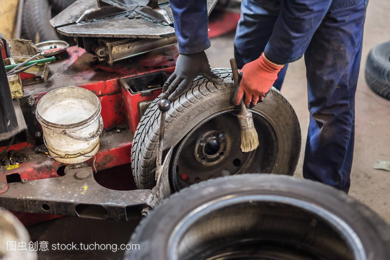 专业汽车修理工替代轮胎在汽车修理服务。