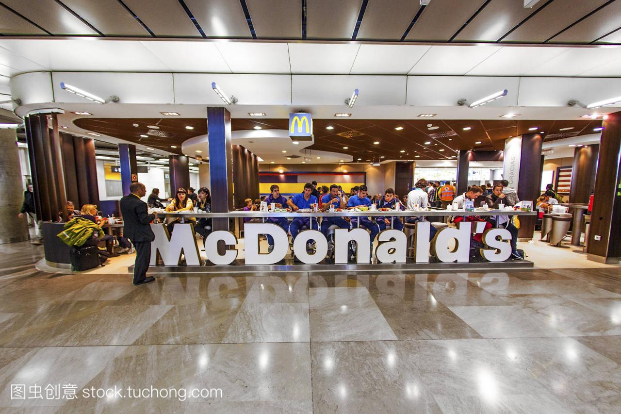在麦当劳马德里机场用餐的顾客