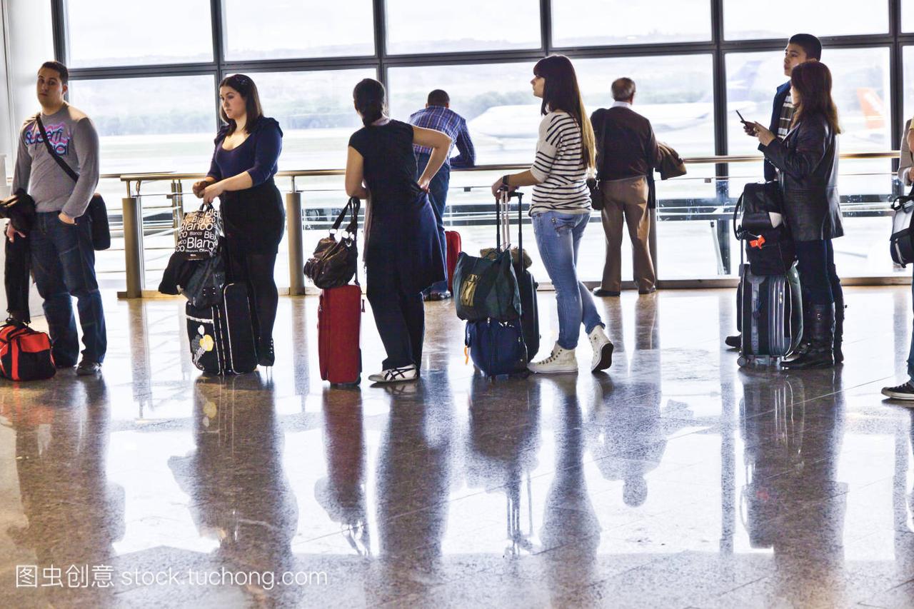 马德里机场的乘客正在等待航班延误