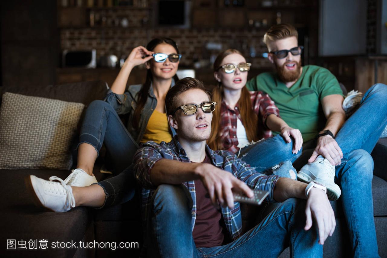 年轻的朋友们戴着3d眼镜在家里看电影