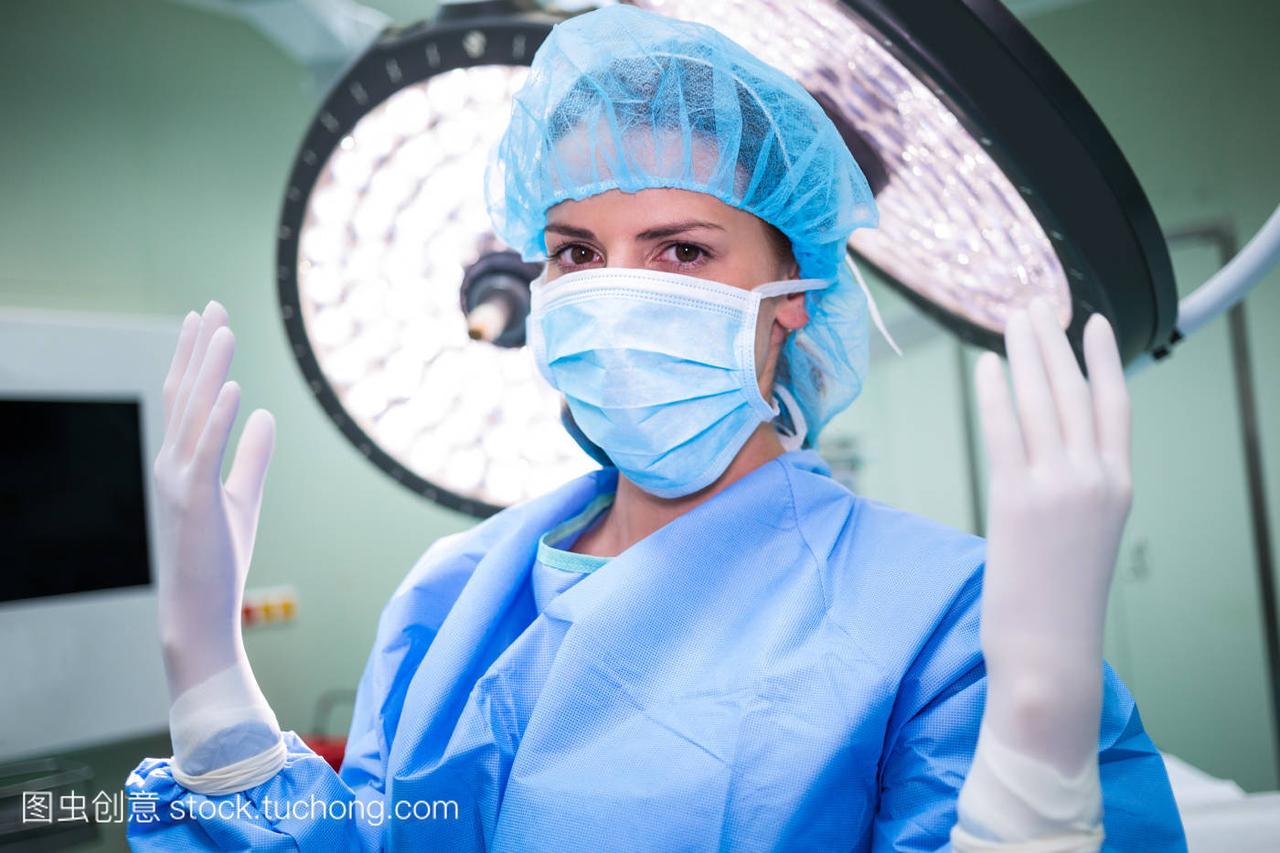 外科手术手套的女外科医生的肖像