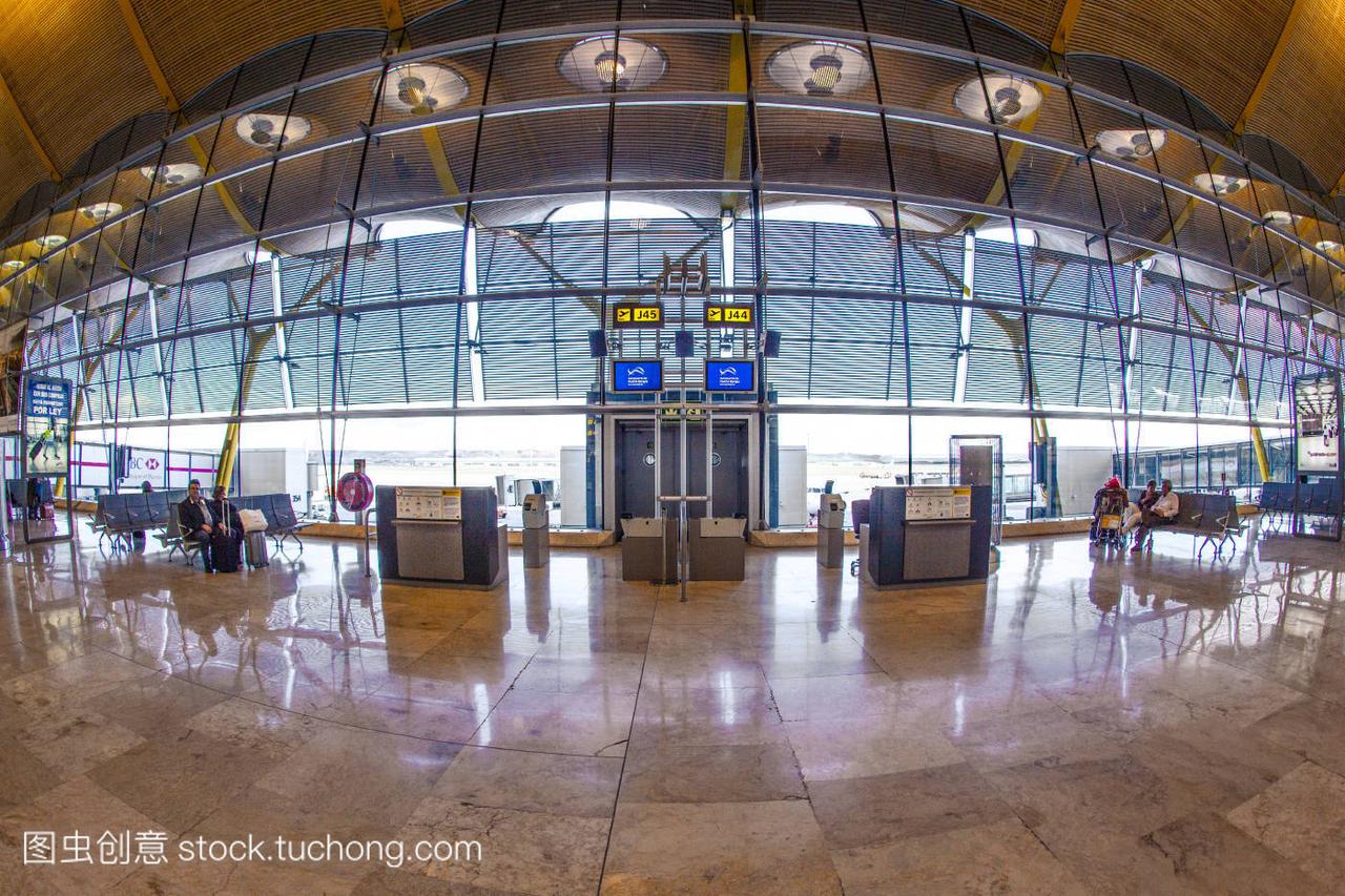 2012年4月1日,在马德里的巴拉哈斯机场,乘客们