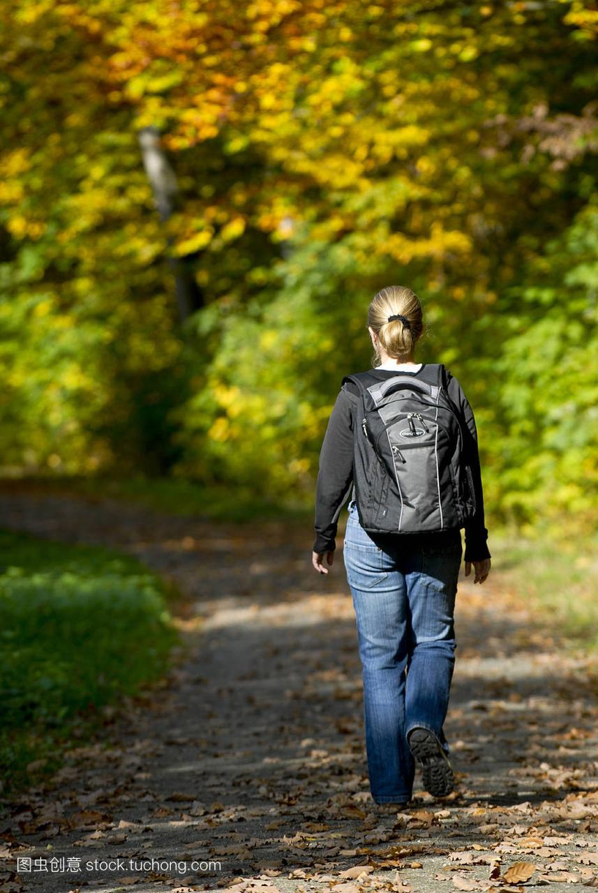 女人,woman,远足,hike,go hiking,ramble,fall,秋天