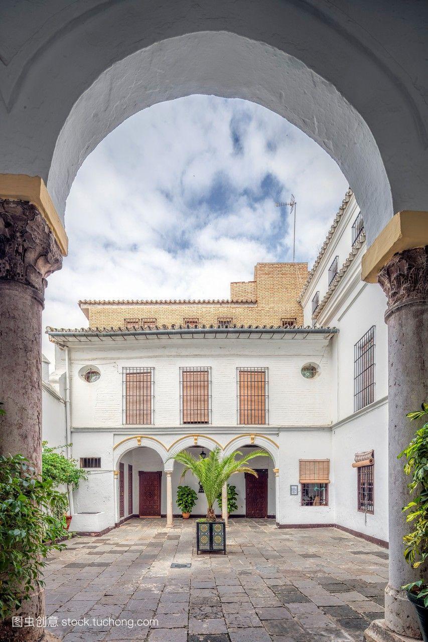 圣伊萨贝尔修道院的内院16世纪,西班牙塞维利