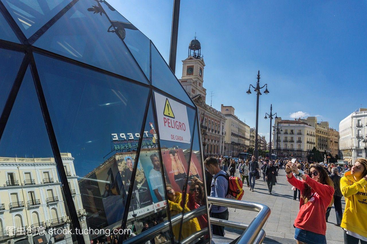在西班牙马德里的索尔地铁站的玻璃表面反射出