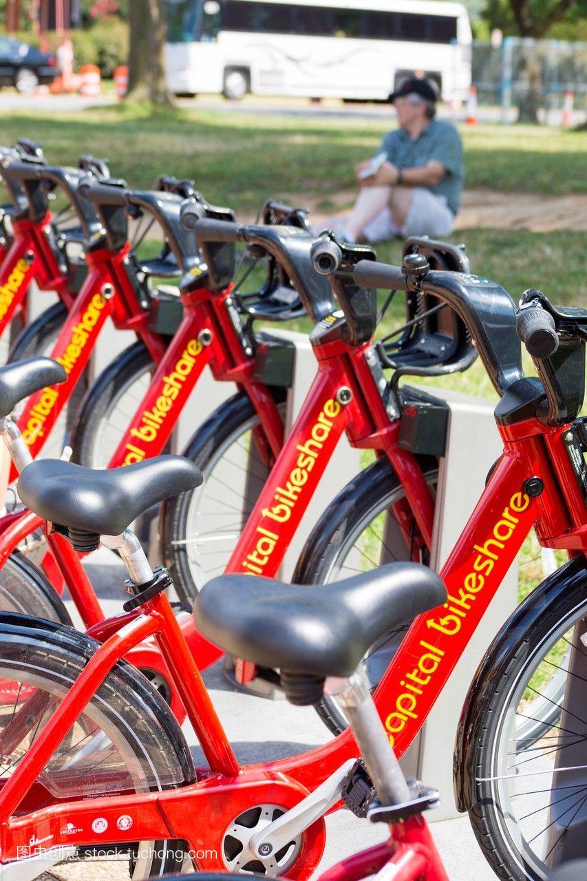自行车在美国首都分享。在一个大城市里,红色