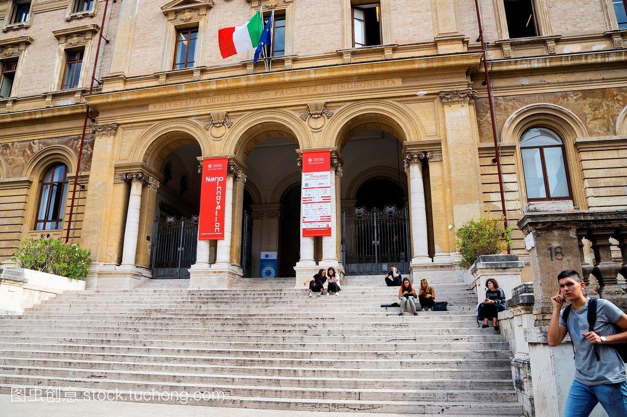 罗马,罗马,意大利著名大学台阶上的学生们。