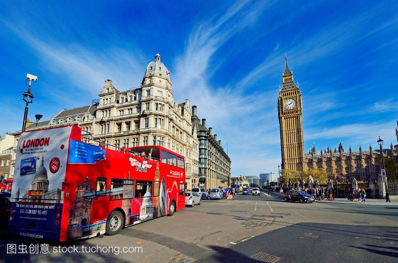 英国伦敦英国。双层旅游观光巴士在议会广场。