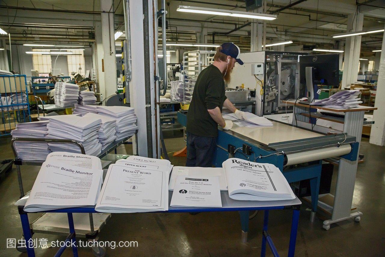 肯塔基州的路易斯维尔--在美国印刷厂工作的盲