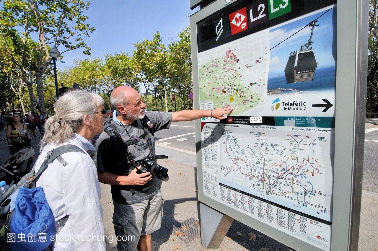 montjuic。游客们在咨询巴塞罗那的地铁计划。