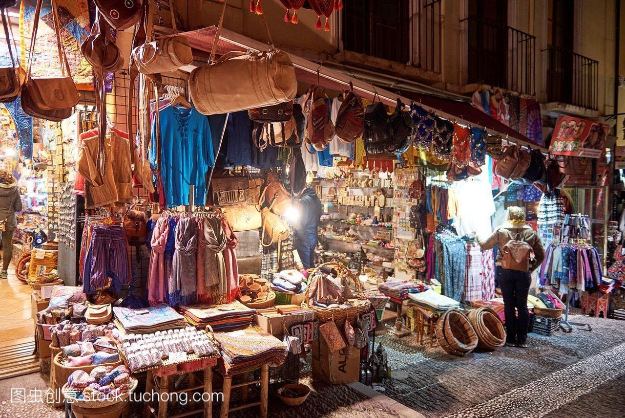 游客和纪念品商店晚上出售摩洛哥手工艺品,格
