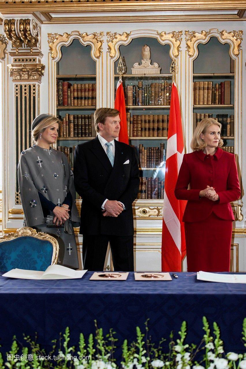 荷兰国王威廉·亚历山大和王后马克西玛在对丹
