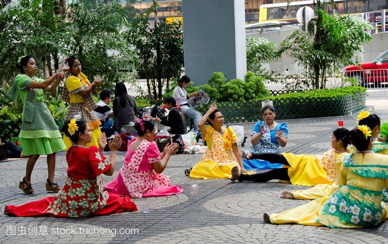 周日,在香港中环的公园里,菲律宾人正在跳舞