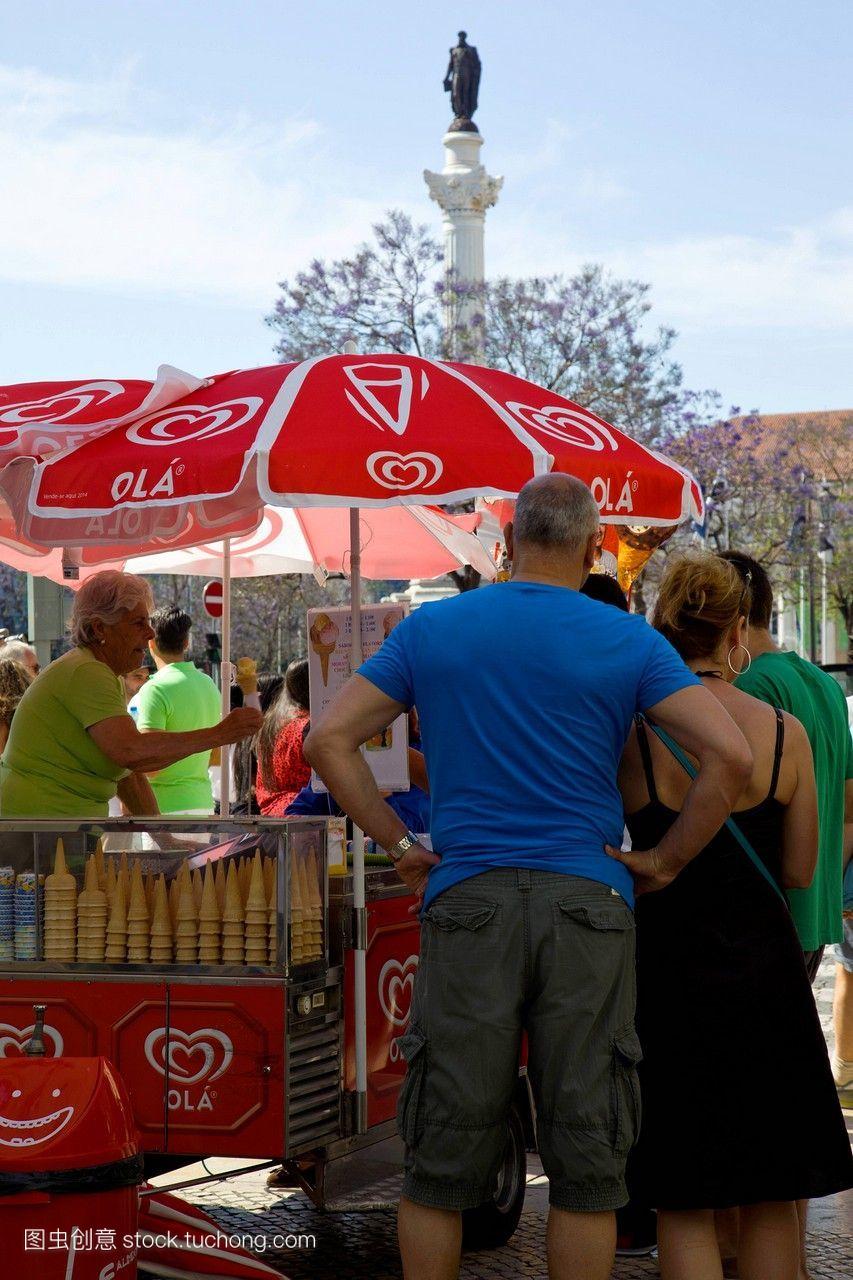 游客在葡萄牙里斯本的dompedroiv广场购物冰淇淋