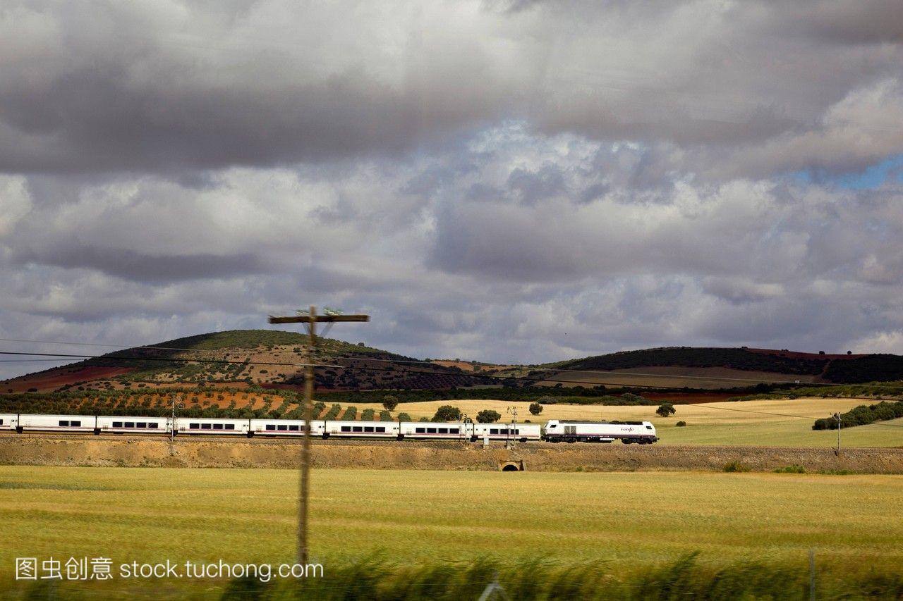 该领域的概况和火车经过西班牙,托莱多,西班牙