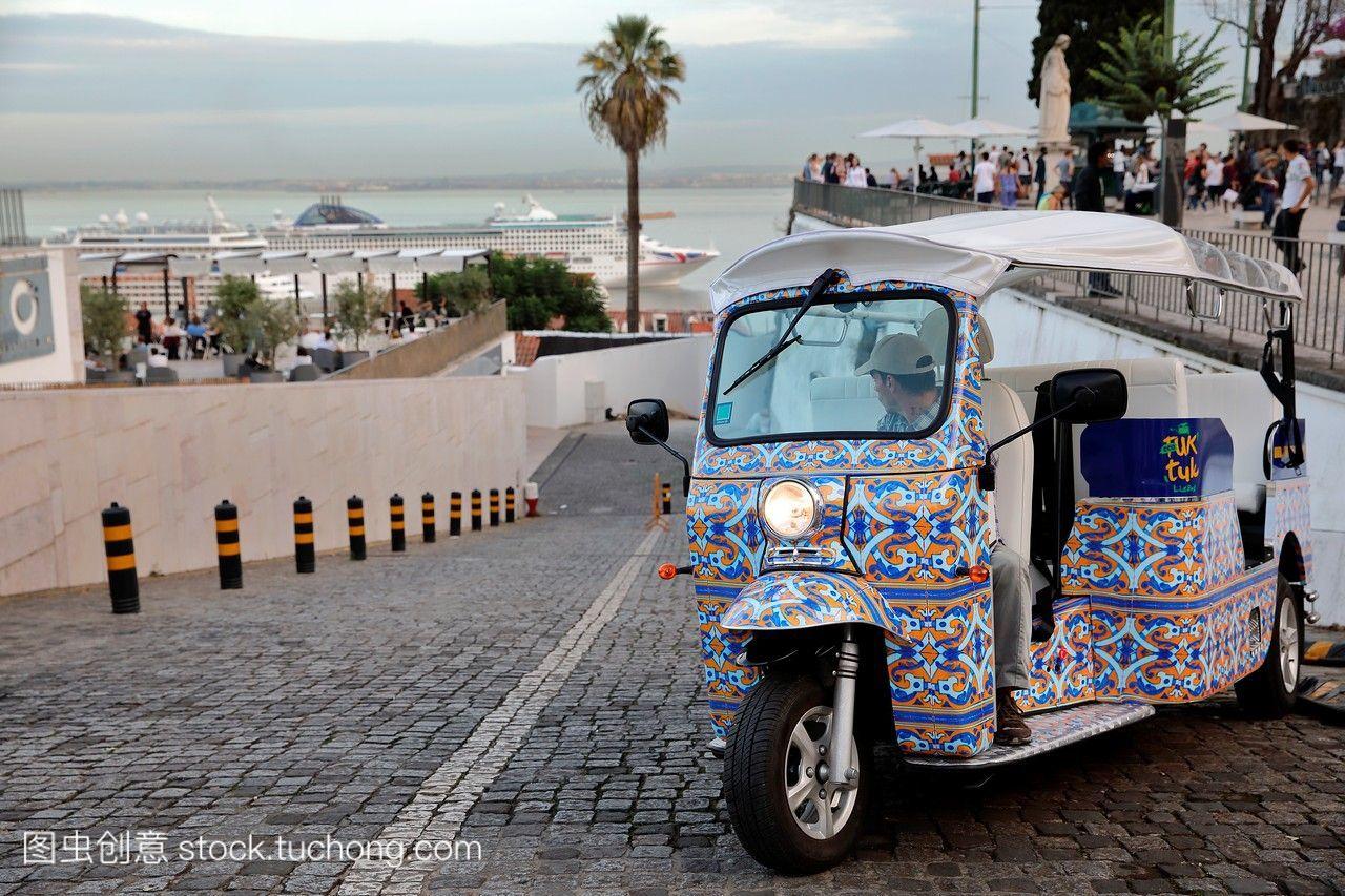 在葡萄牙里斯本装饰的tricycletuktuk出租车。