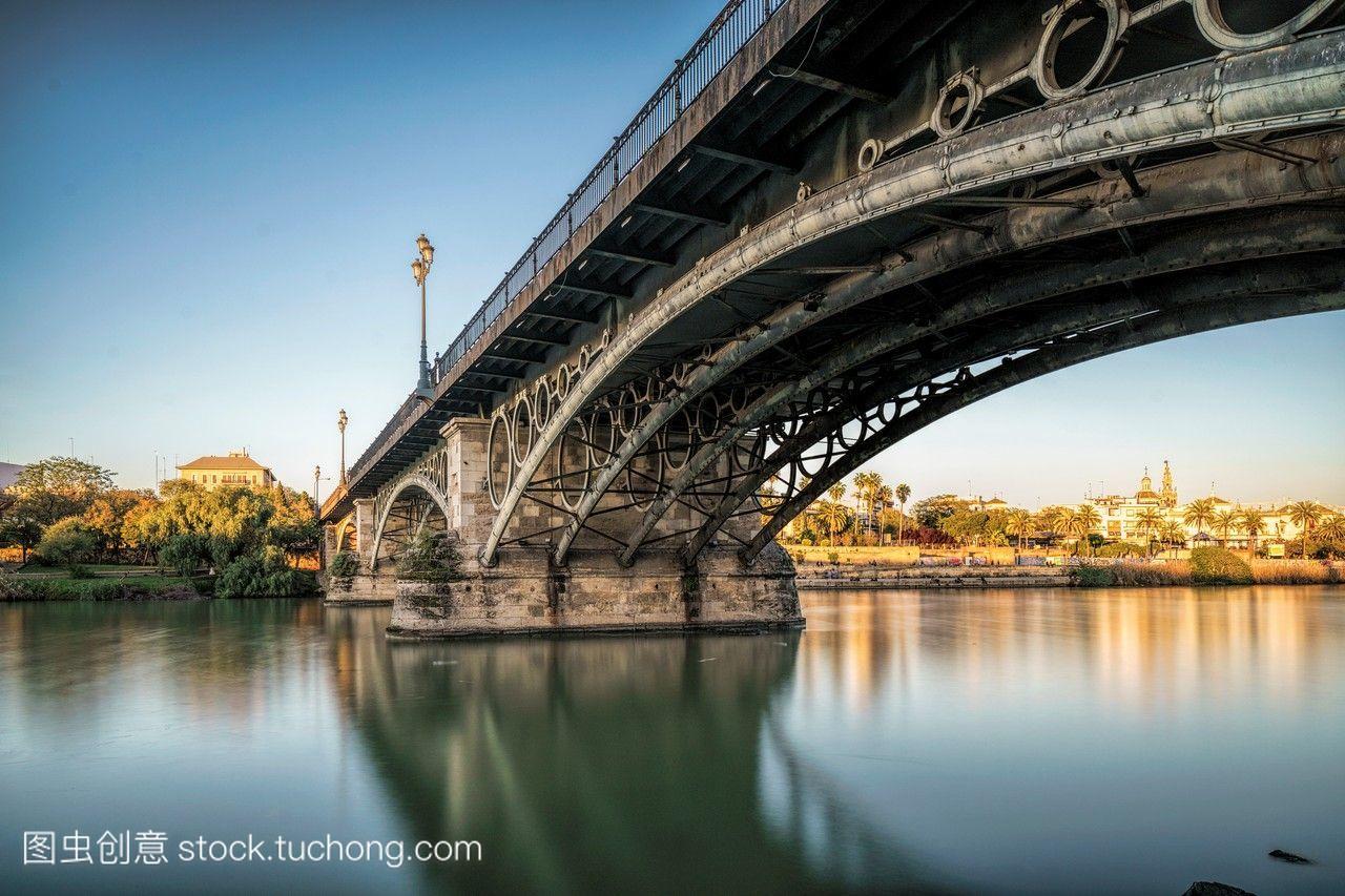 特里亚纳桥西班牙塞维利亚。长时间曝光拍摄。