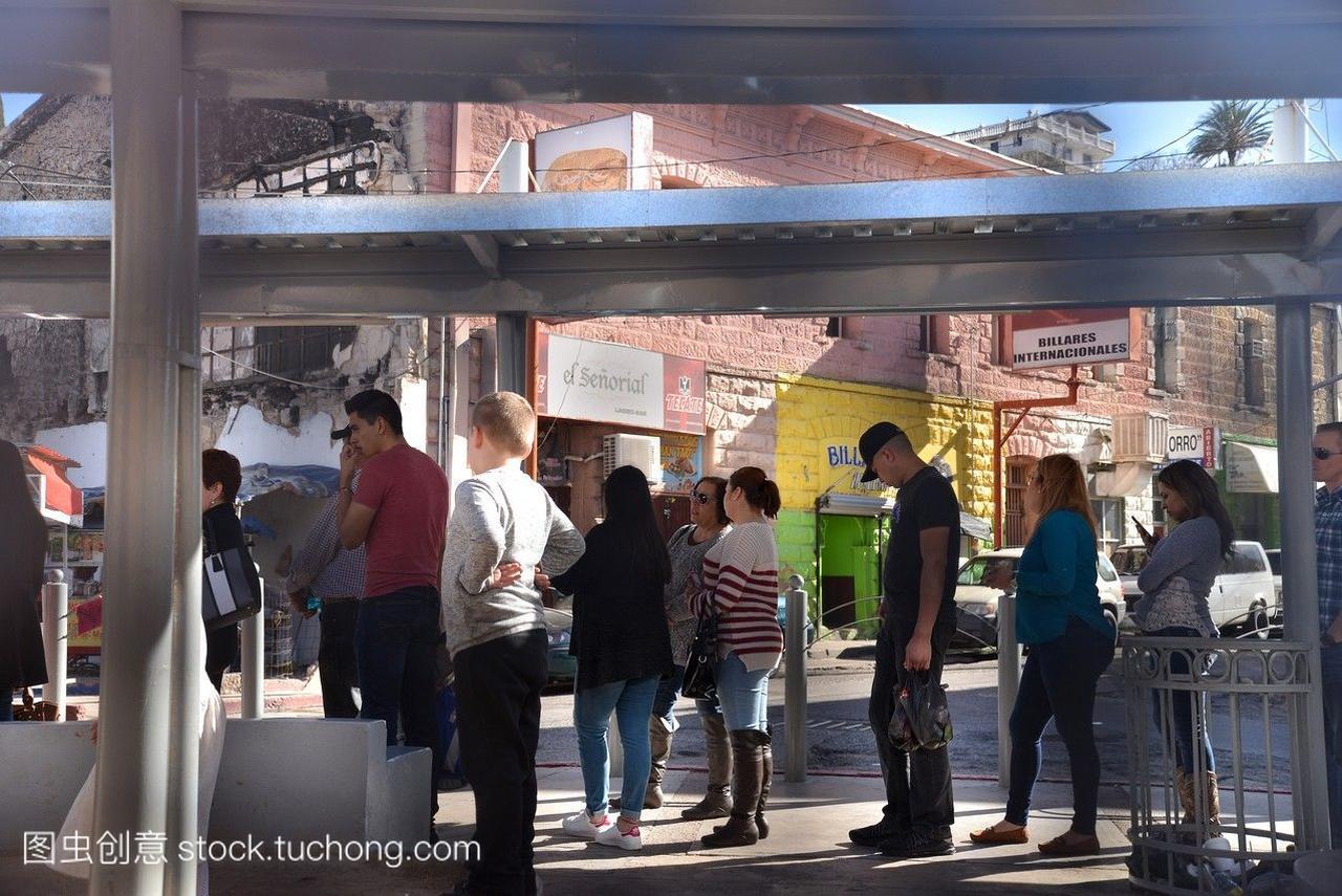 行人在Nogales,索诺拉巫术市场,墨西哥,亚利桑