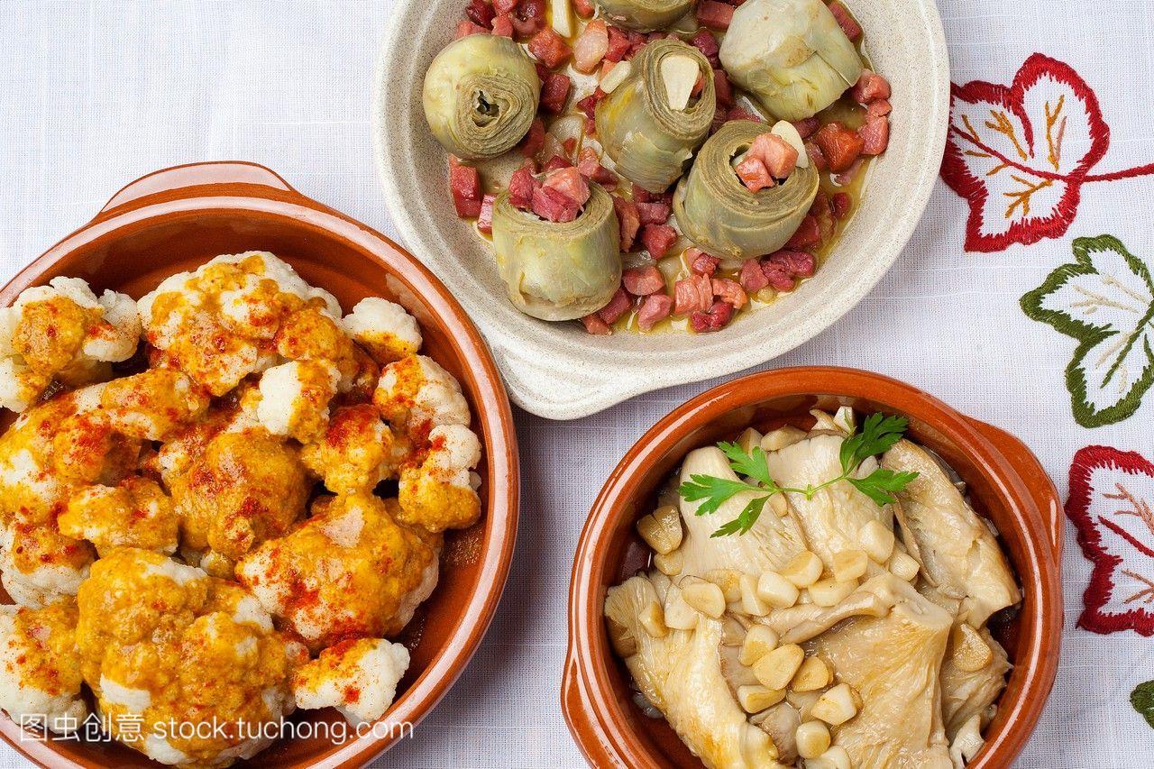 餐前小吃食品。传统的西班牙烹饪美食菜肴。花