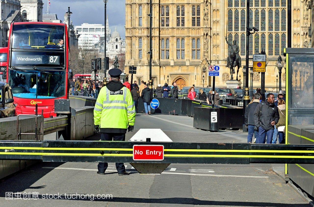 伦敦,英国,英国的安全在议会大厦外面的交通车