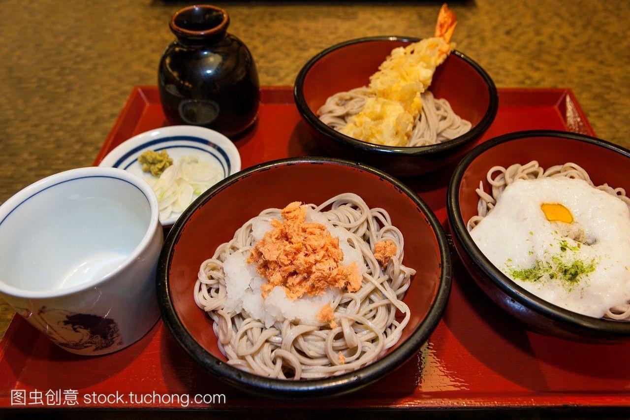 荞麦面条取样器在Ikegami餐厅吃饭东京日本。