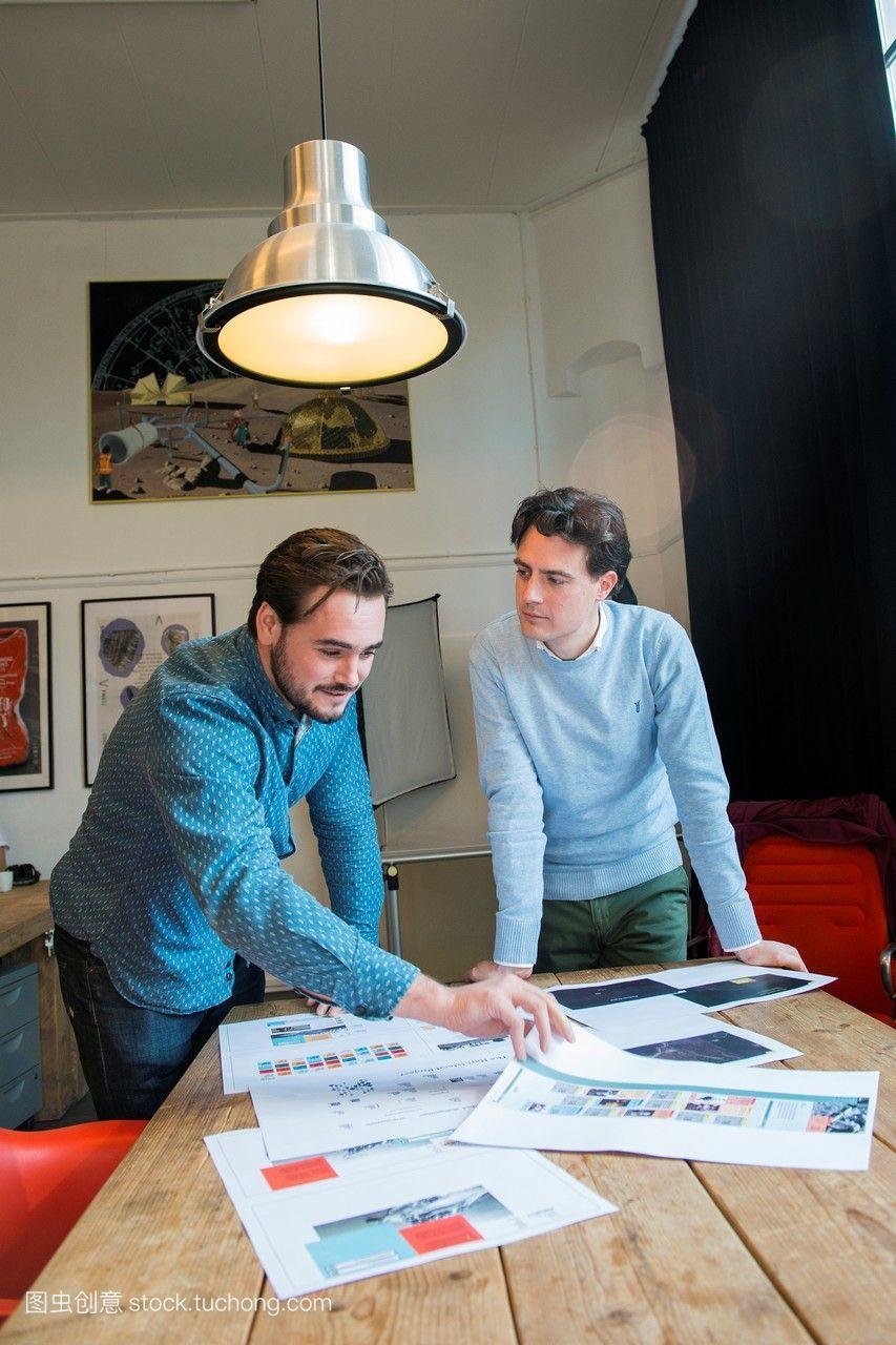 荷兰乌得勒支。两个专业男性和艺术家创造性解
