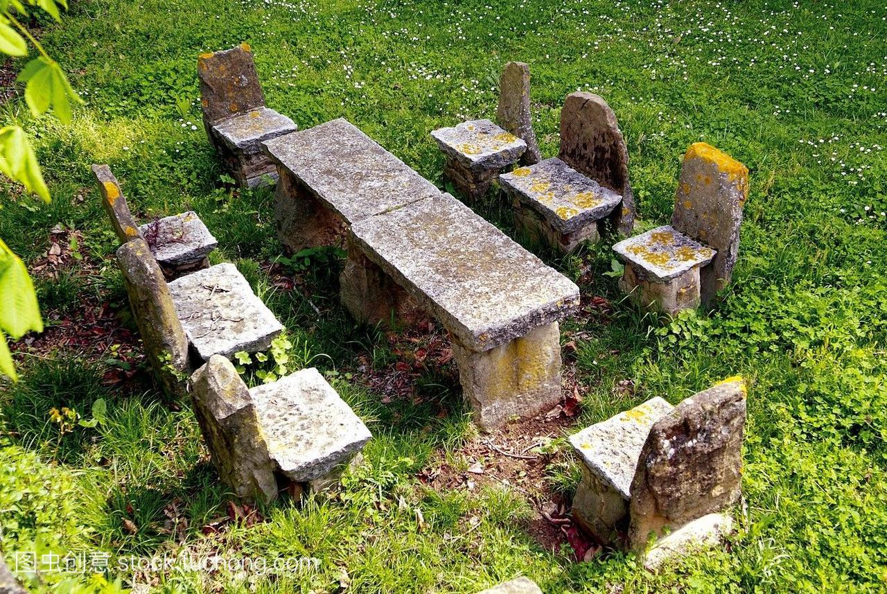 石头桌子和椅子13世纪莫塔的位置桑特马蒂赫