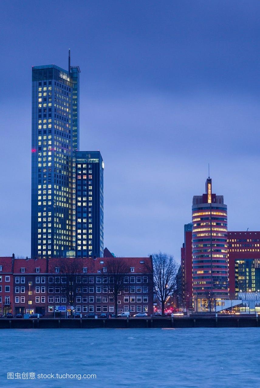 荷兰鹿特丹新的商业大厦翻新码头区黎明。