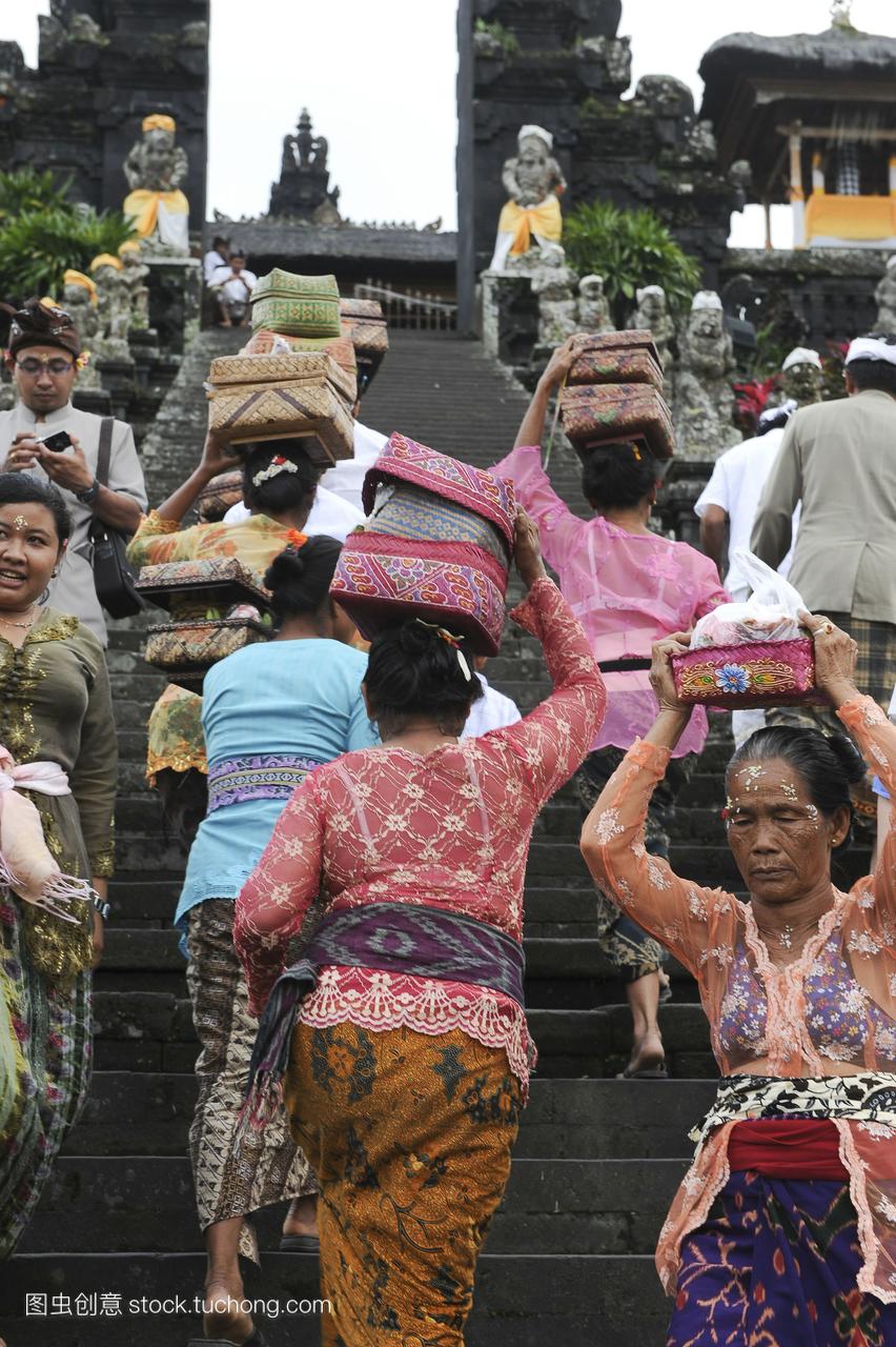 印度尼西亚,巴厘岛,贝斯基神庙,妇女们在神庙的