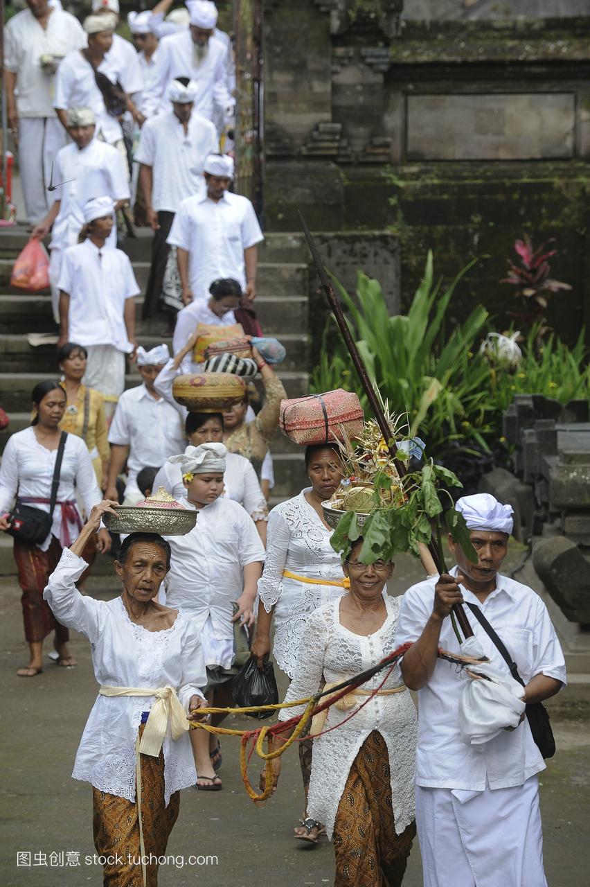 印度尼西亚,巴厘岛,贝斯基神庙,妇女们在神庙的