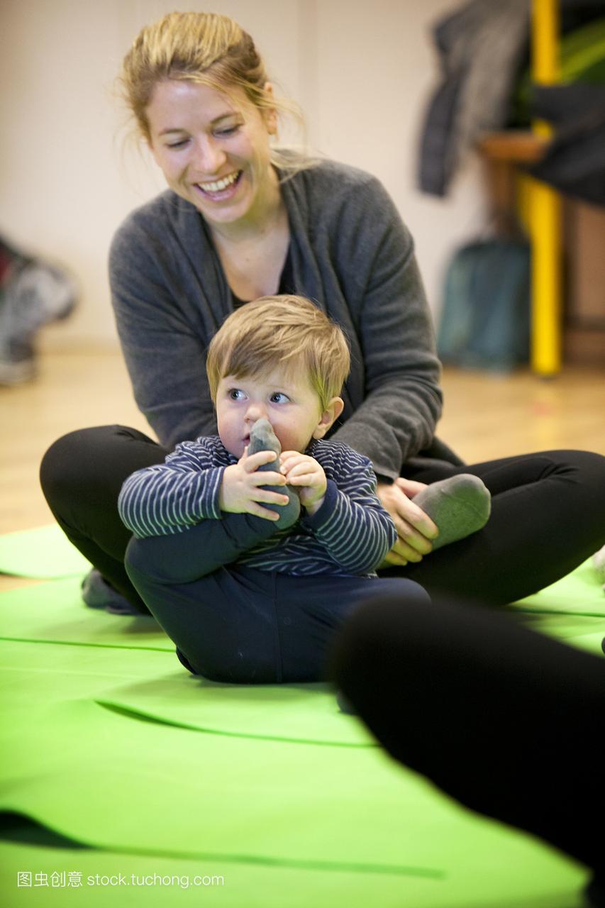 母亲和婴儿瑜伽课程的报告。在会议期间,老师