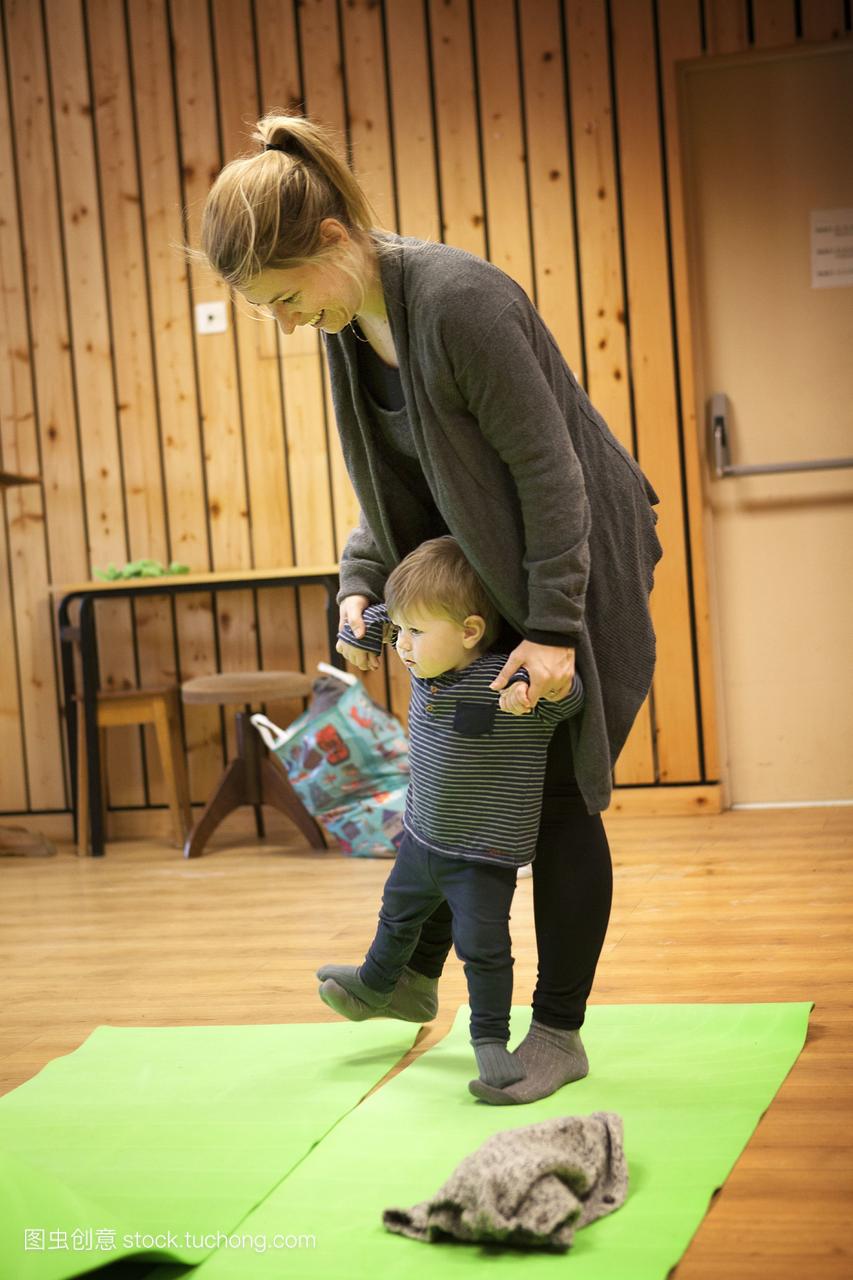 母亲和婴儿瑜伽课程的报告。在会议期间,老师