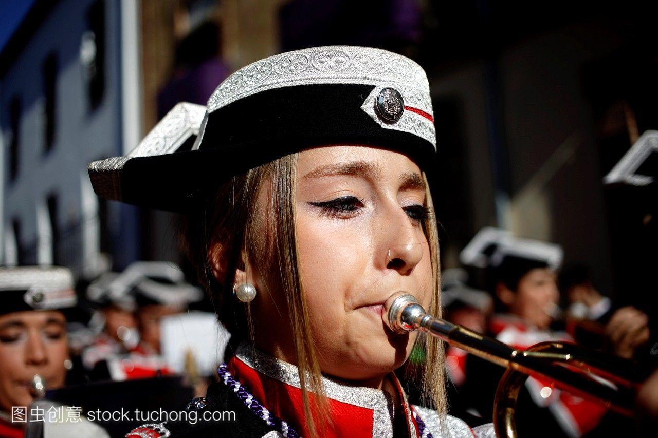 一名年轻女子在一个音乐乐队吹奏小号,在复活