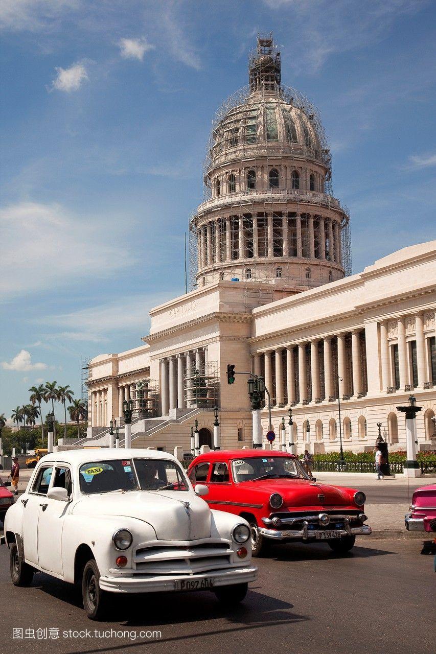 在位于哈瓦那中部的capitolio大楼前,旧美国汽车