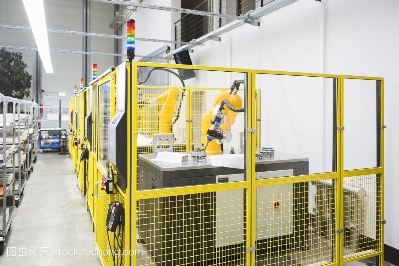 天博App探听华夏唯一的七轴机器人坐蓐基地看“无人工厂”的十八般身手(图1)