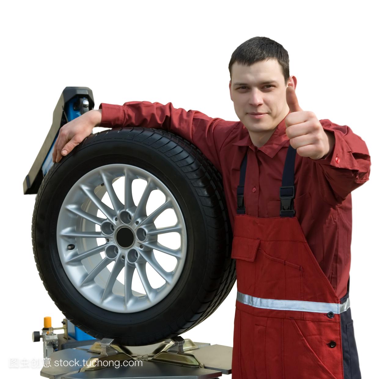 英俊青年汽车修理工与轮子
