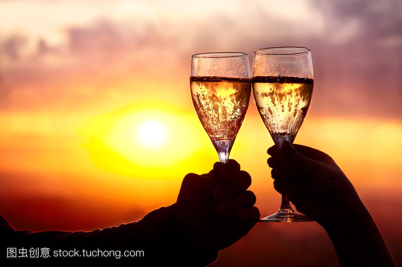 眼镜与香槟酒日落时可以缓解压力