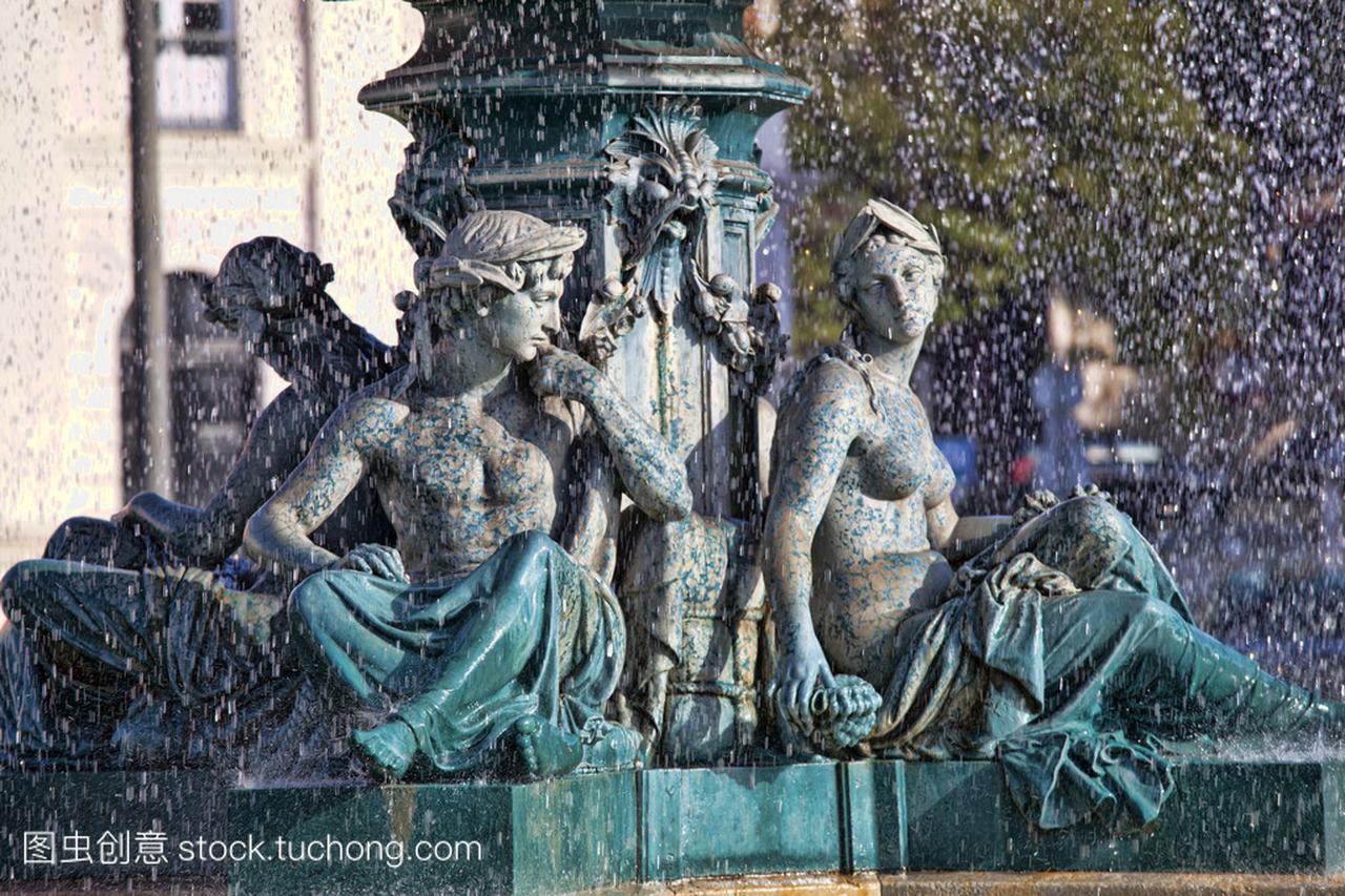 著名的喷泉上罗西奥广场在里斯本最热闹 plac