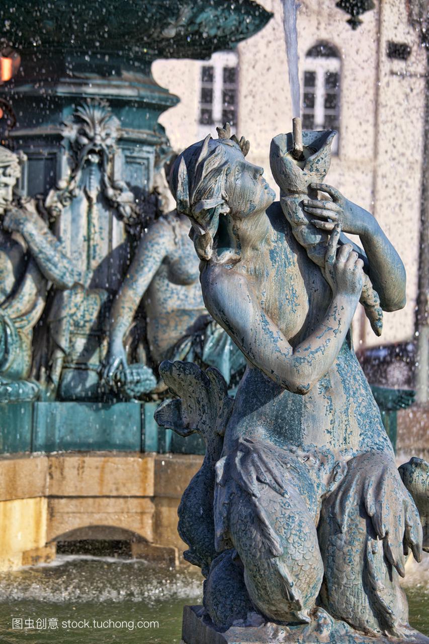 著名的喷泉上罗西奥广场在里斯本最热闹 plac