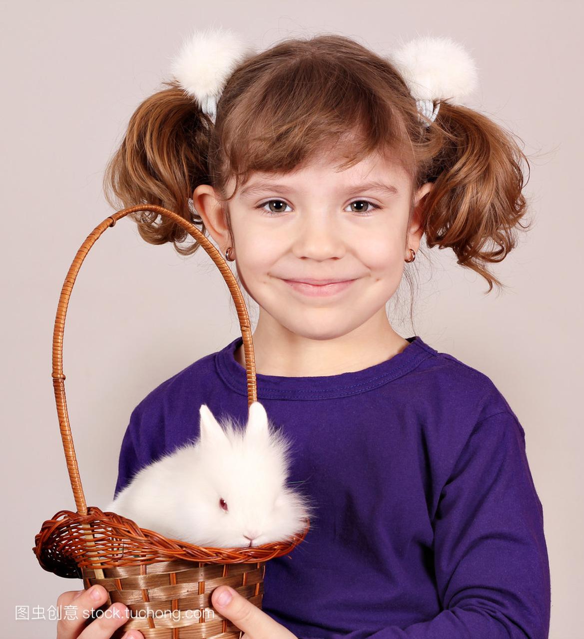 持有与小矮人白兔子一篮子的小女孩