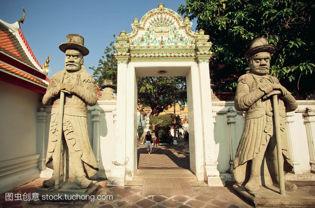 Sculptures of Farang guards at entrance of hist