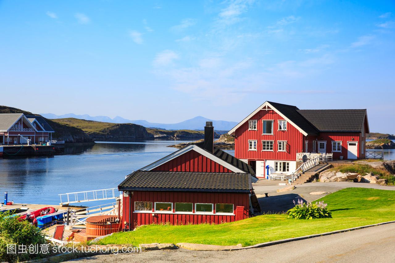 海崖和在挪威海上的房子