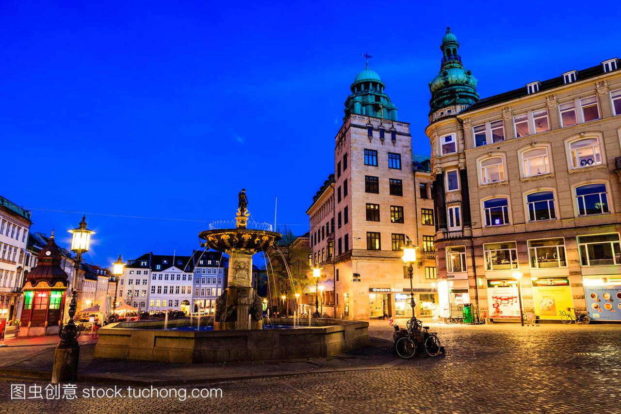 喷泉和 gamelltorv 在哥本哈根在晚上广场、 de