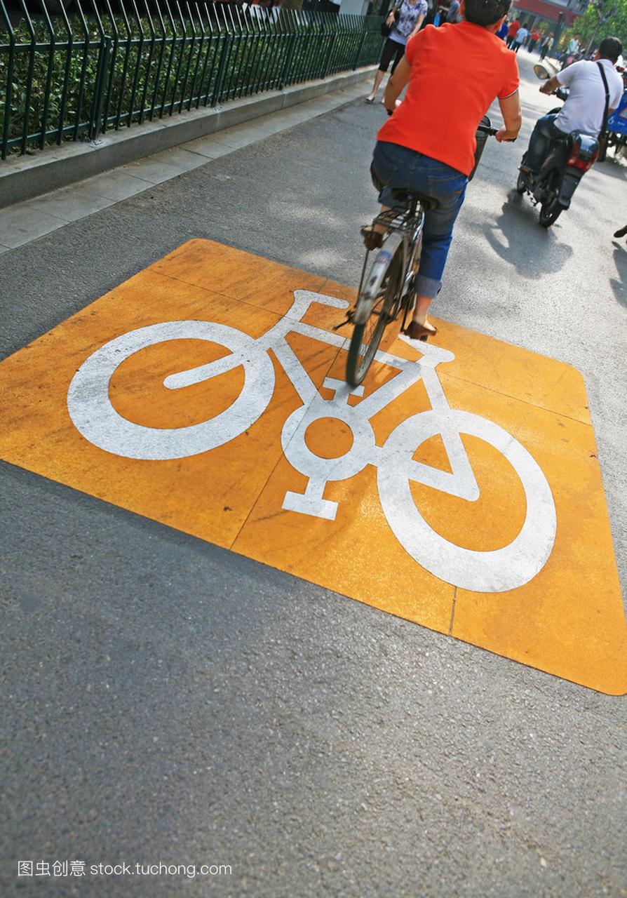 黄色自行车交通标志