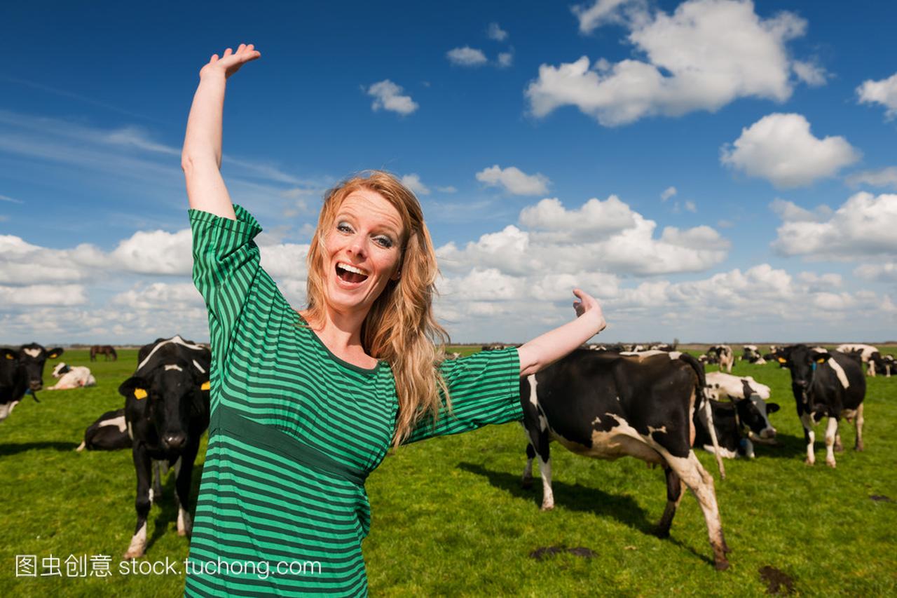 快乐与奶牛场的荷兰女孩