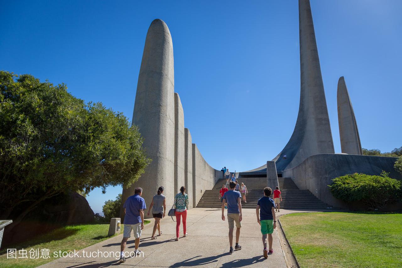 游客走在南非荷兰语语言纪念碑